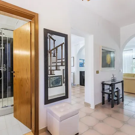 Stunning In With House A Panoramic View * Umag