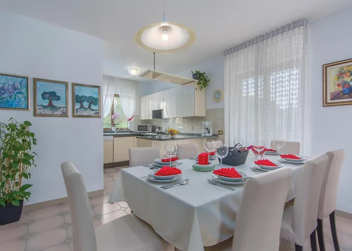 Stunning Home In Umag