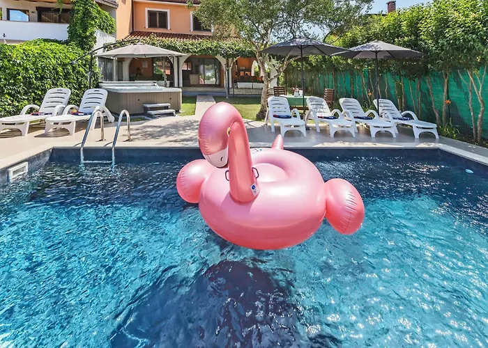 Stunning Home In Umag